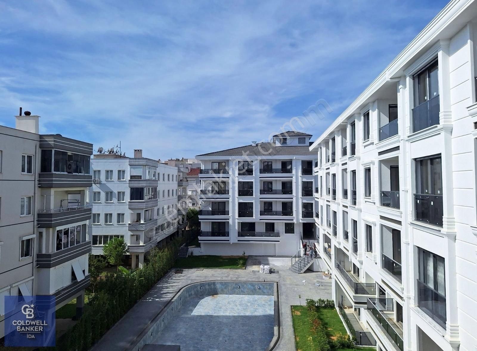 Ayvalık Küçükköy Satılık Daire Ayvalık Sarımsaklı Havuzlu Sitede 2+1 Satılık Daire