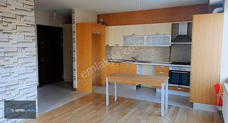 Maltepe Zümrütevler Satılık Daire Maltepe Danışpark Sitesinde Ara Kat Satılık 1+1 Daire