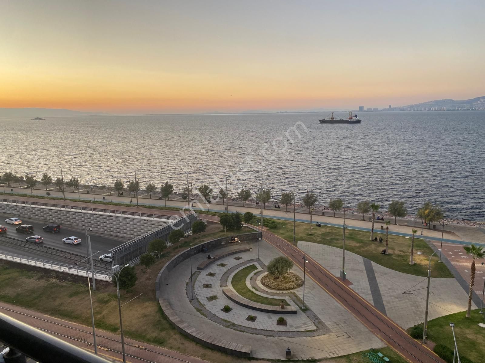 Konak Mithatpaşa Satılık Daire Küçükyalıda Karantina Park cepheli, Bakımlı Yalı Dairesi