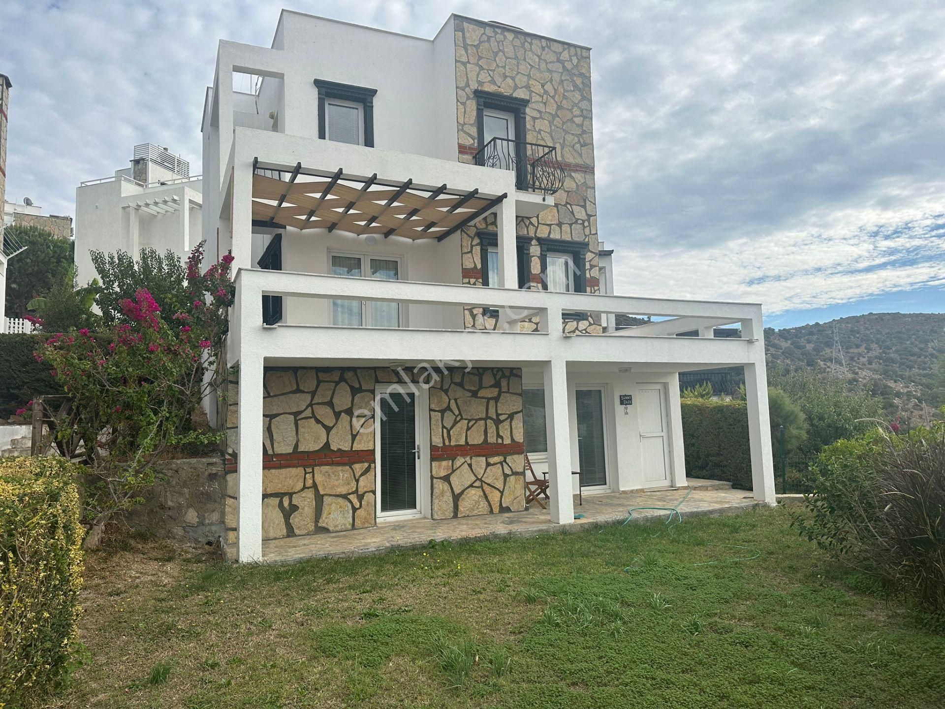 Bodrum Küçükbük Satılık Villa  Küçükbük Koyu'nda Site İçerisinde 5 + 1 Müstakil Bahçeli Villa