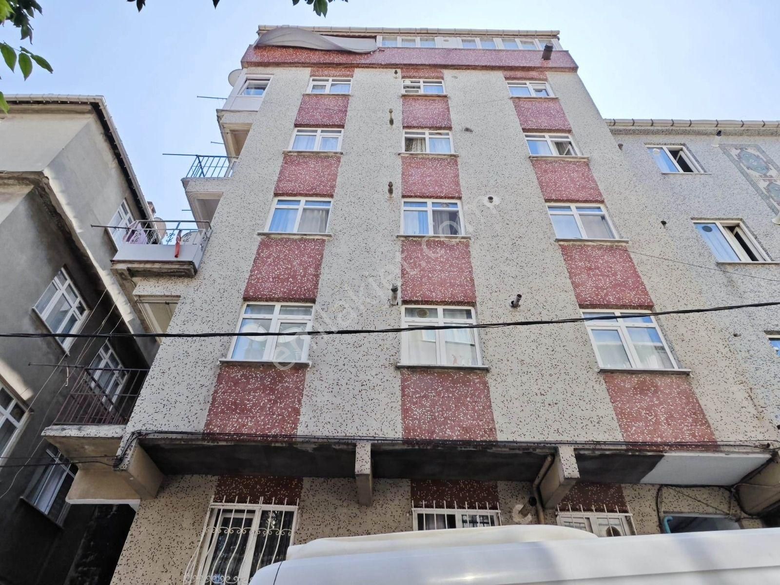 Bahçelievler Zafer Kiralık Daire  SERKAN GAYRİMENKULDAN BAHÇELİEVLER YENİBOSNADA BEKARA UYGUN TERAS KAT 2+1 80 METRE