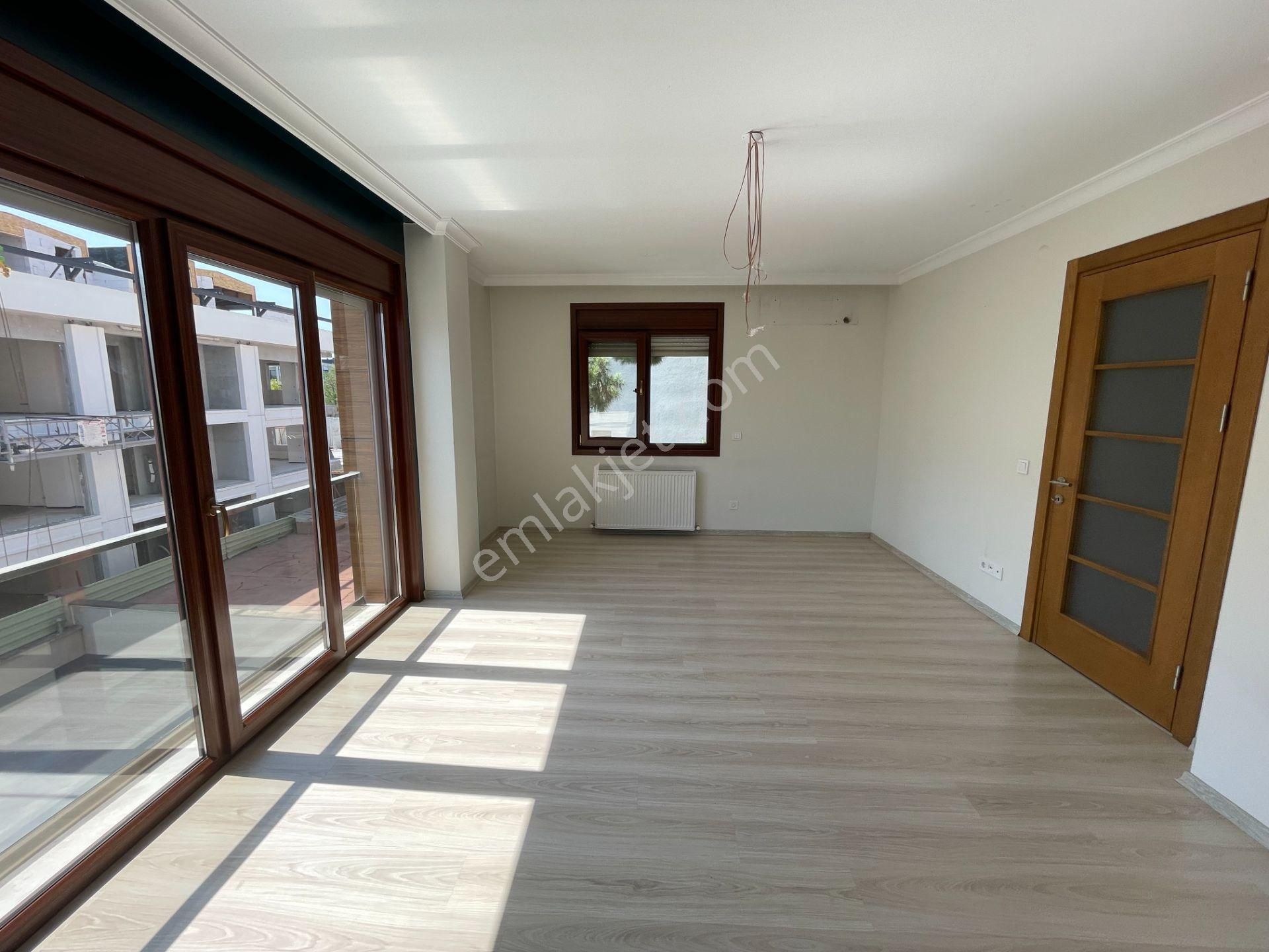 Üsküdar Acıbadem Kiralık Daire  Acıbadem Caddesine 2. Binada 80 m2 2+1 Ferah Boş Daire