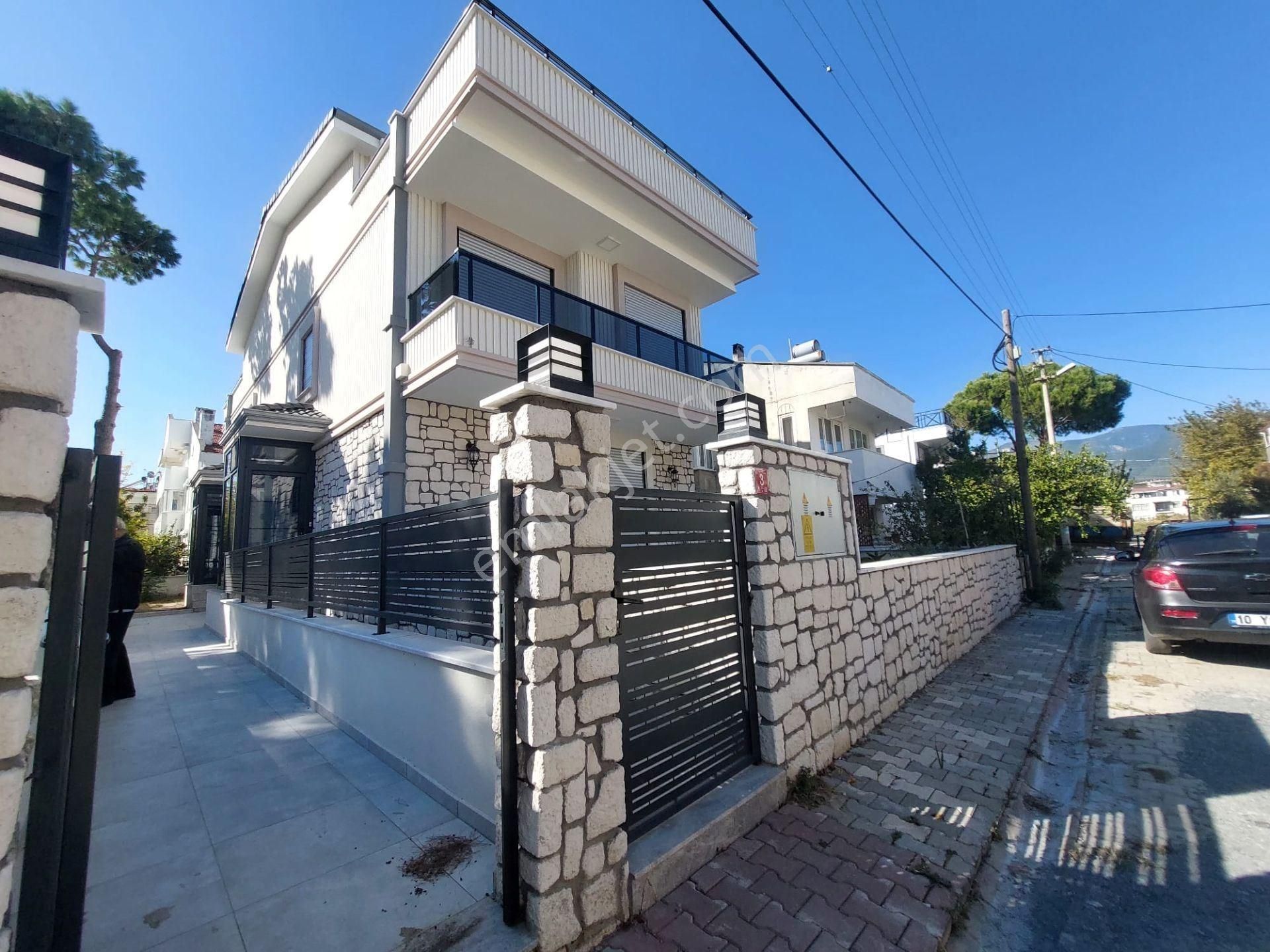 Edremit Akçay Satılık Villa YÜKSELDEN AKÇAYIN EN NEZİH BÖLGESİ YENİMAHALLE'DE TRİPLEKS VİLLA