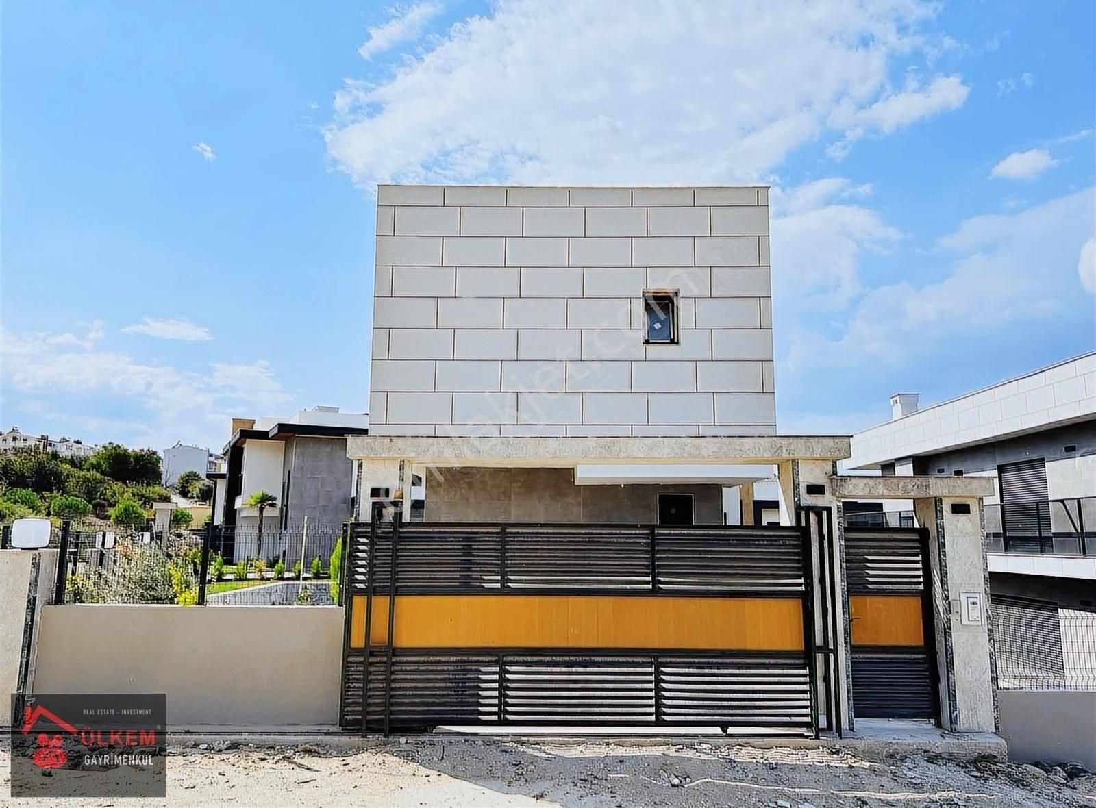 Kuşadası Karaova Satılık Villa KUŞADASINDA BAĞIMSIZ 4+1 ÖZEL HAVUZLU 400M2 ARSALI SIFIR VİLLA