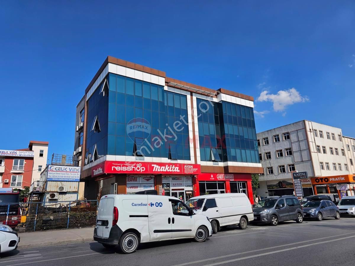 Ümraniye Esenşehir Satılık Plaza Katı Ümraniye Natoyolu'nda 240 M2 Köşe İskanlı Plaza Katı