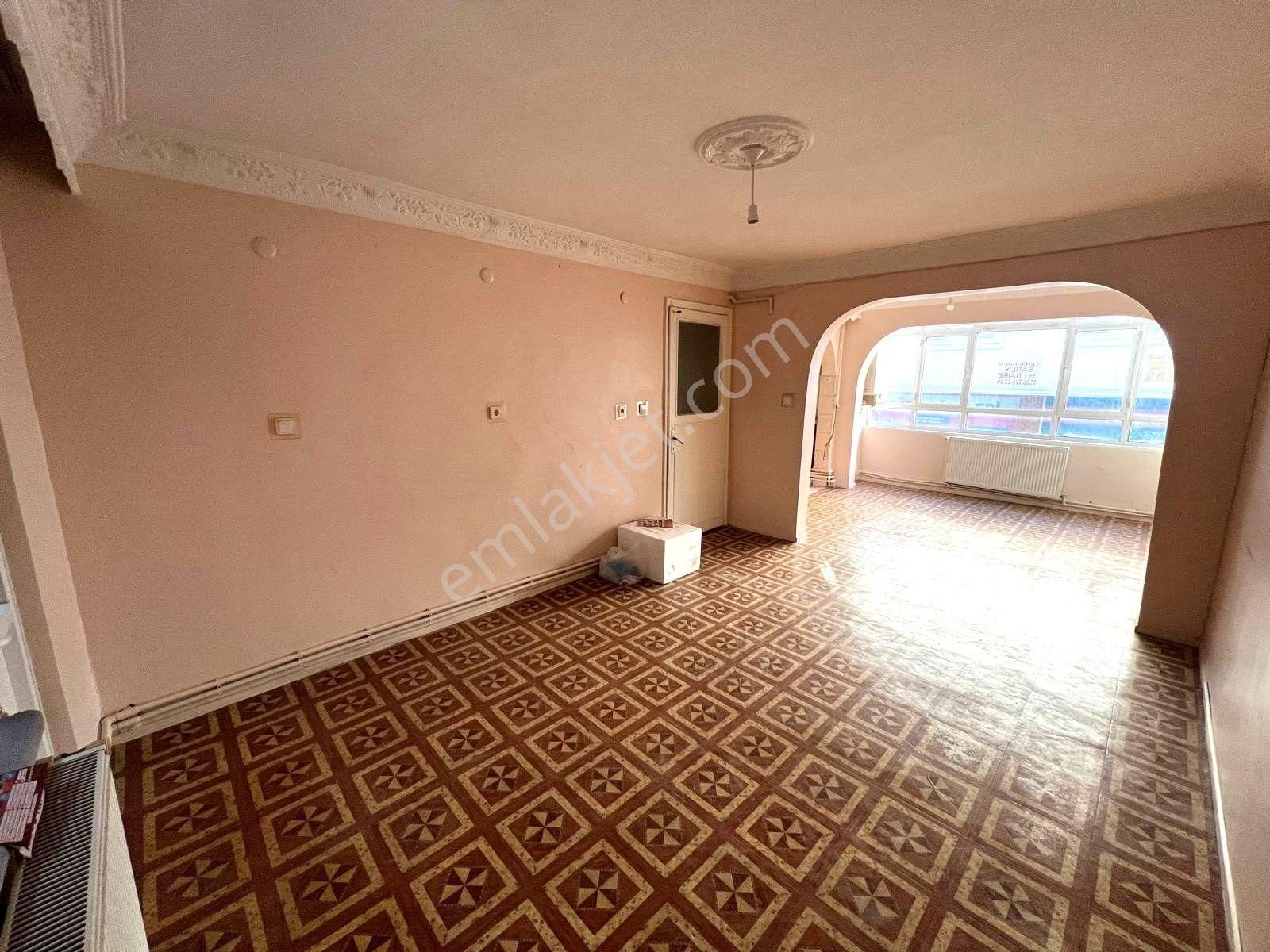 Küçükçekmece Kartaltepe Satılık Daire SEFAKÖY MERKEZDE  3+1 130m2 AZ KATLI YATIRIMLIK SATILIK 1.KAT DAİRE