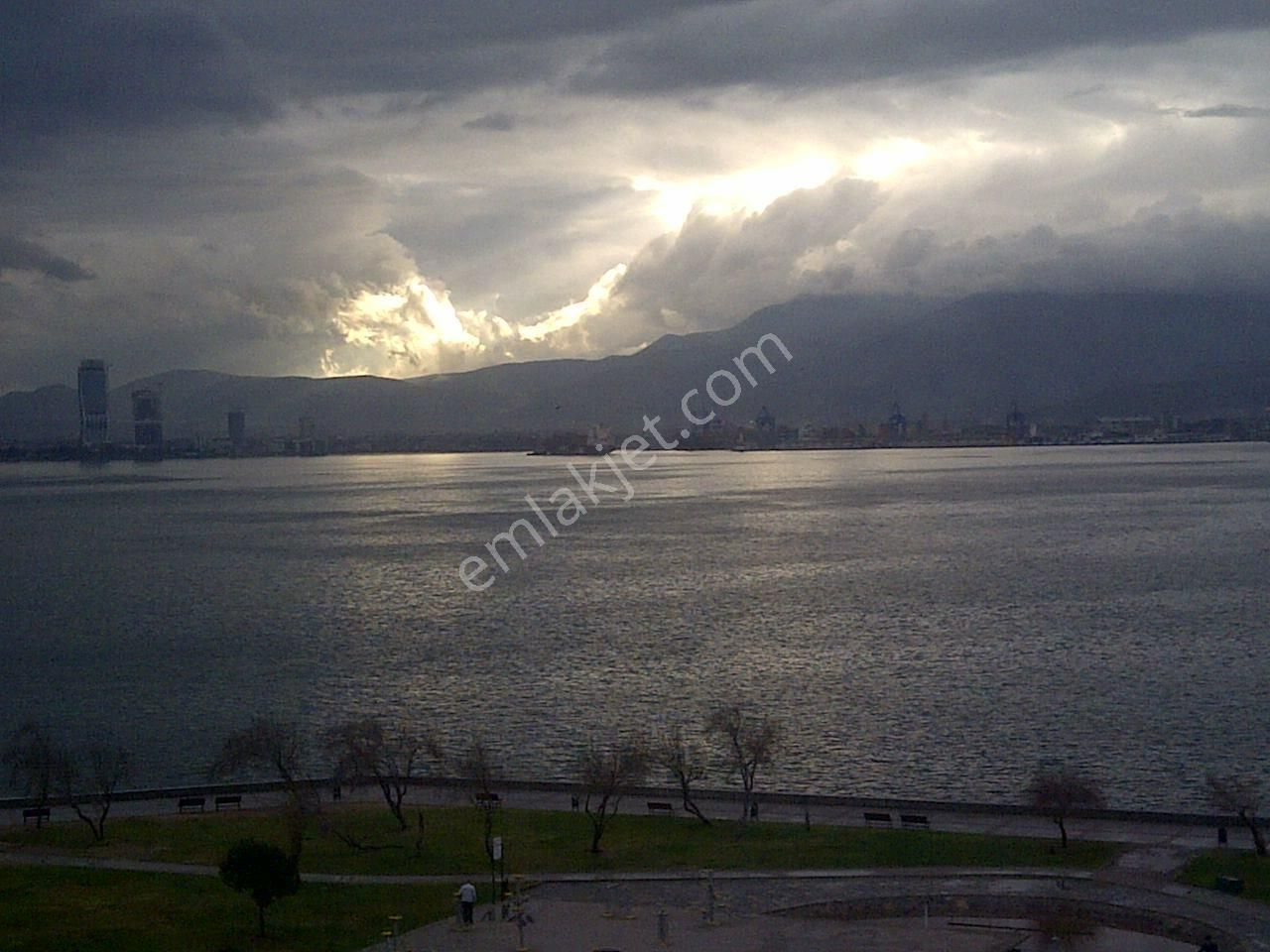 Karşıyaka Sahilde Projeden Sıfır 3 +1 Satılık Yalı Dairesı - Görsel 8