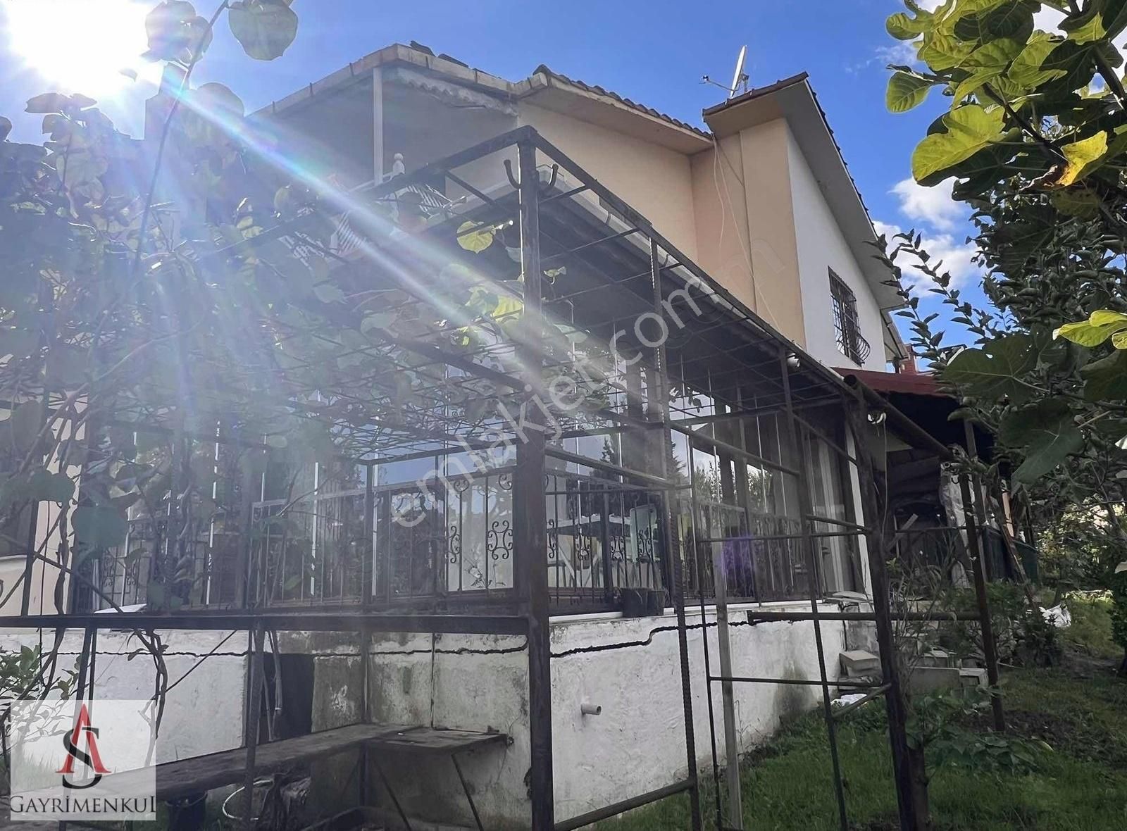 Sapanca Ünlüce Satılık Villa SAPANCA ÜNLÜCE MEVKİ SATILIK 3+1 180M2 GÖL MANZARALI VİLLA