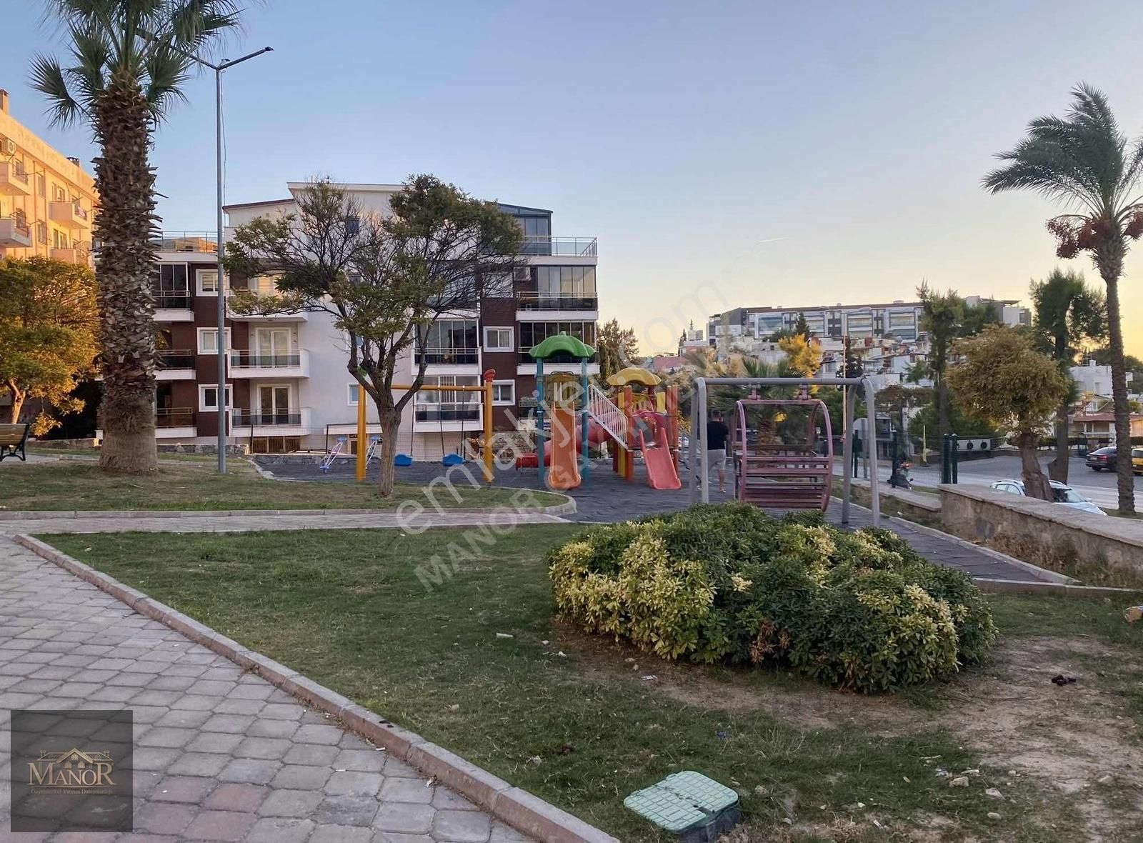 Kuşadası Kadınlar Denizi Satılık Daire Havuzlu sitede Merkeze yakın Satılık 3+1 Daire