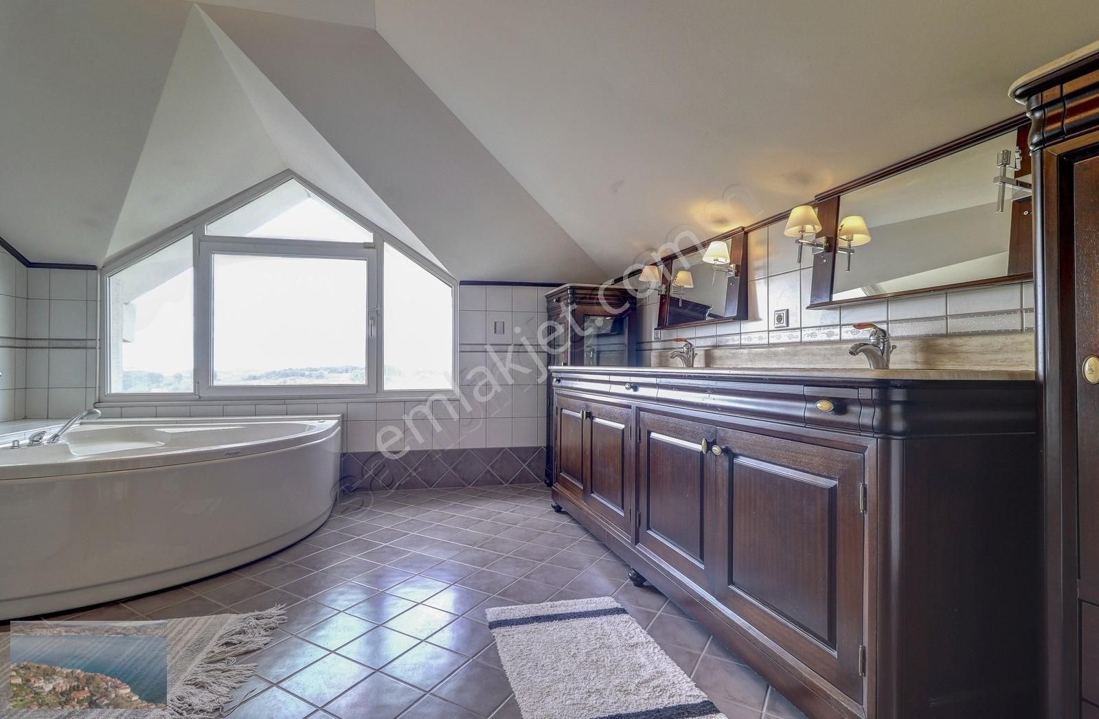 Zekeriyaköyde Fırsat: Deniz, Orman Manzaralı Büyük Bahçeli Villa - Görsel 35