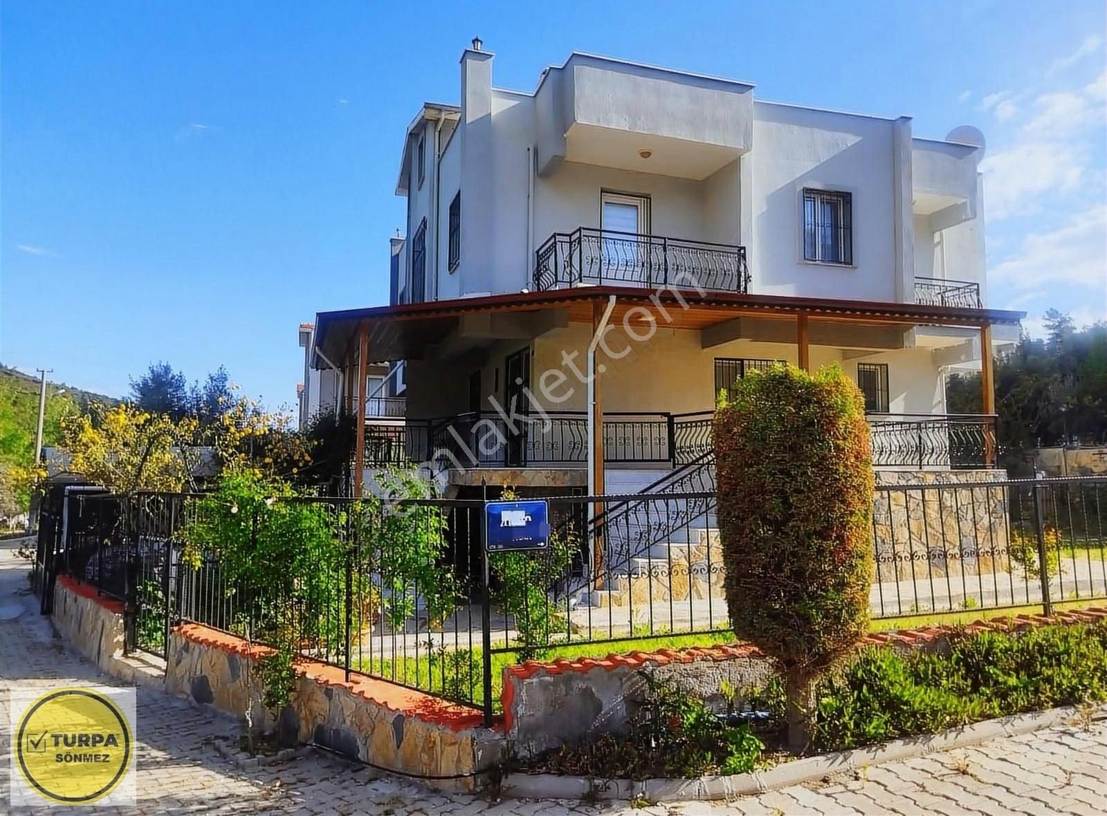 Menderes Ahmetbeyli Satılık Villa TURPA SÖNMEZ' den Ahmetbeyli Maydanoz Koyunda Satılık 4+1 Villa