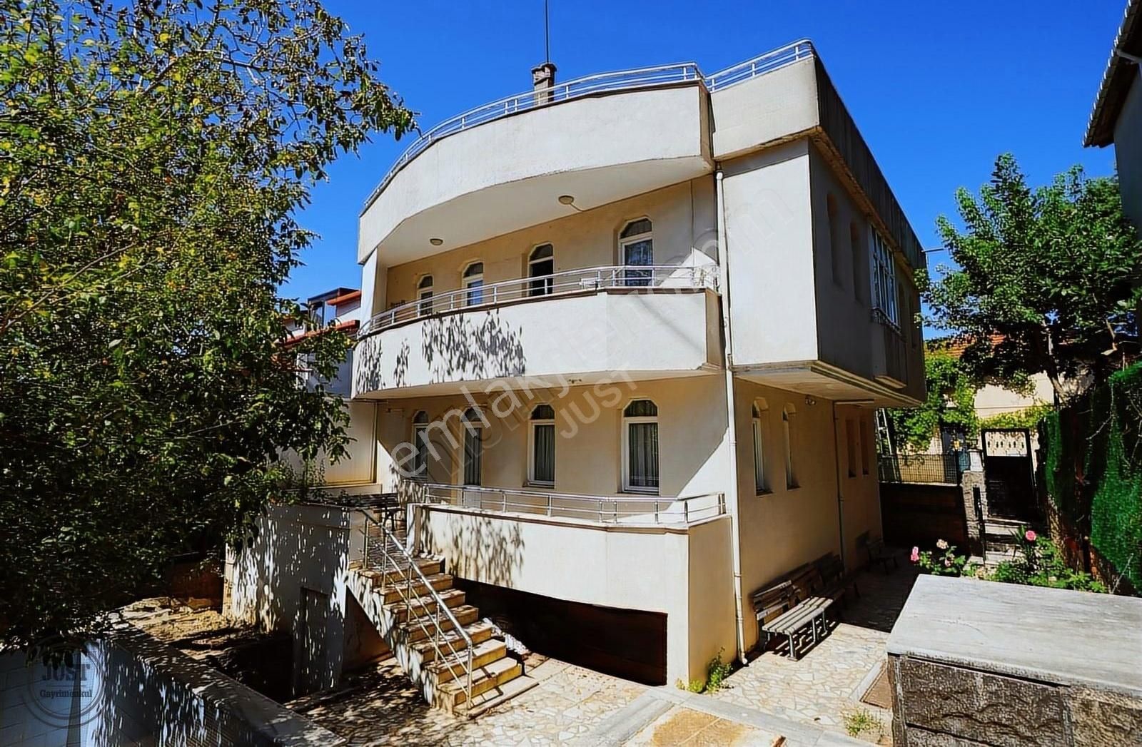 Çekmeköy Çatalmeşe Satılık Villa ORMANLA İÇ İÇE HAVUZLU, MEYVE BAHÇELİ VE GENİŞ VİLLA