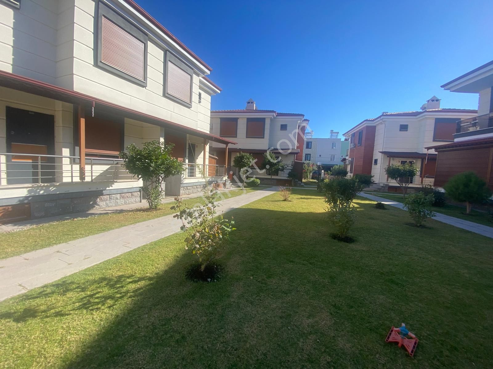 Edremit Güre Cumhuriyet Satılık Villa Kavuşturan Emlak'tan Güre 'de Satılık Havuzlu Dubleks Villa