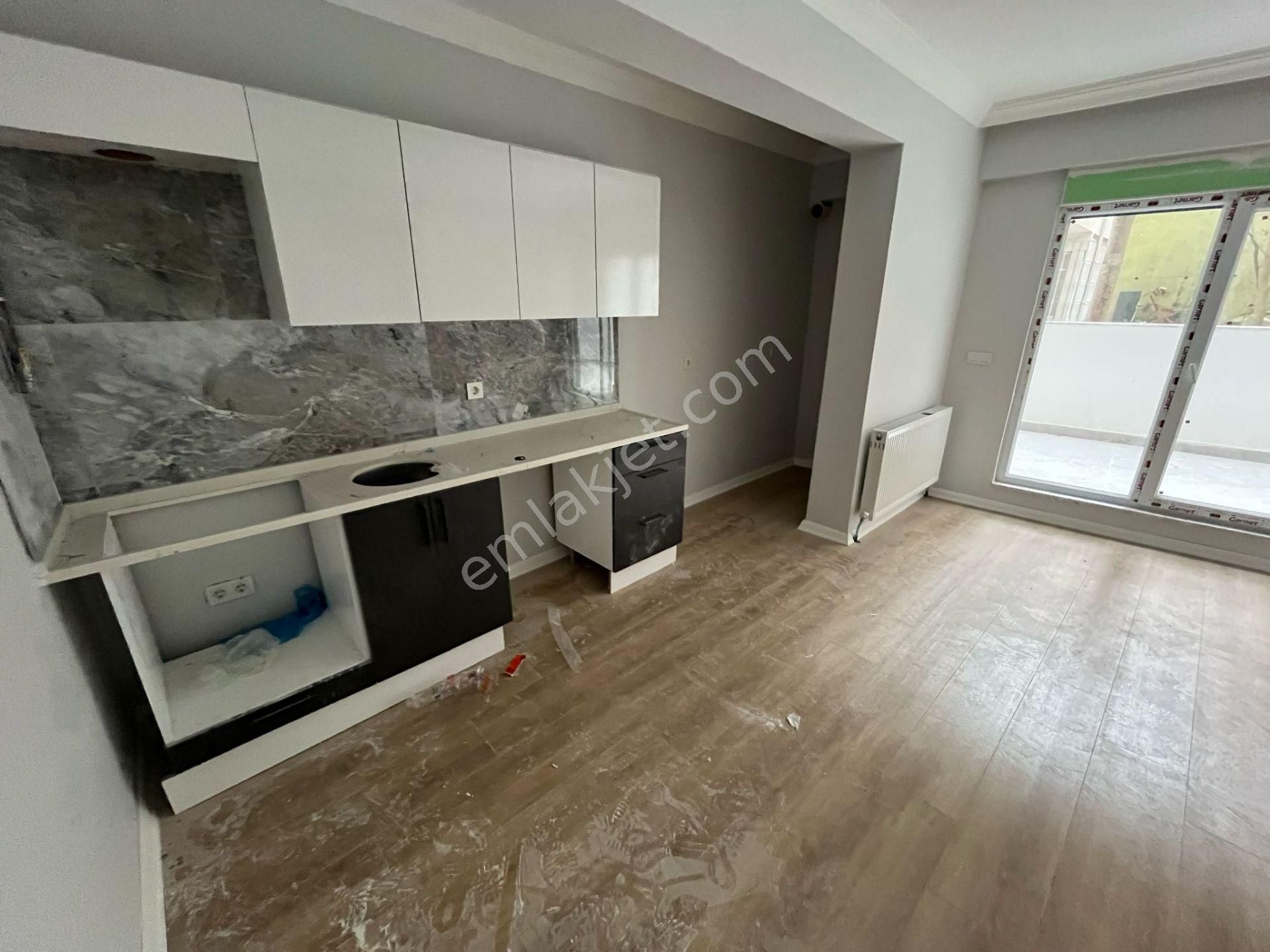 Maltepe Altıntepe Kiralık Daire  Altıntepe De Süper Konumda Bahçe Teras Kullanımlı 2+1