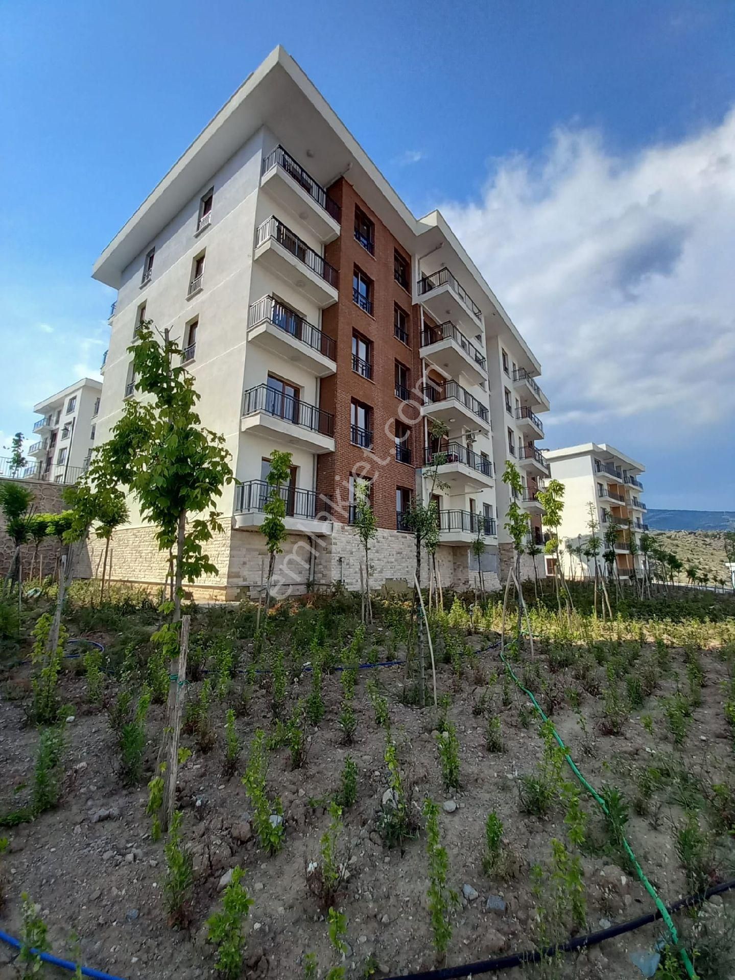 Bayraklı R. Şevket İnce Hastaneye Yakın Kiralık Daire Bayraklı Toki 3+1 D.gazlı 127 M²