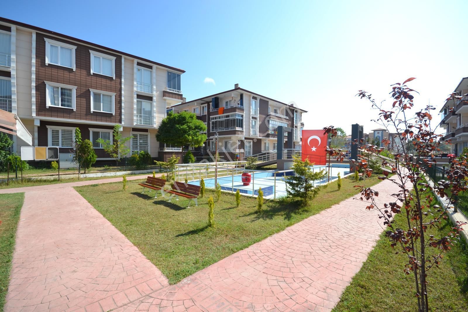 Karasu Yalı Satılık Daire DİKKATTTTTT  !! HAVUZLU TERTEMİZ 1+1 DAİRE 