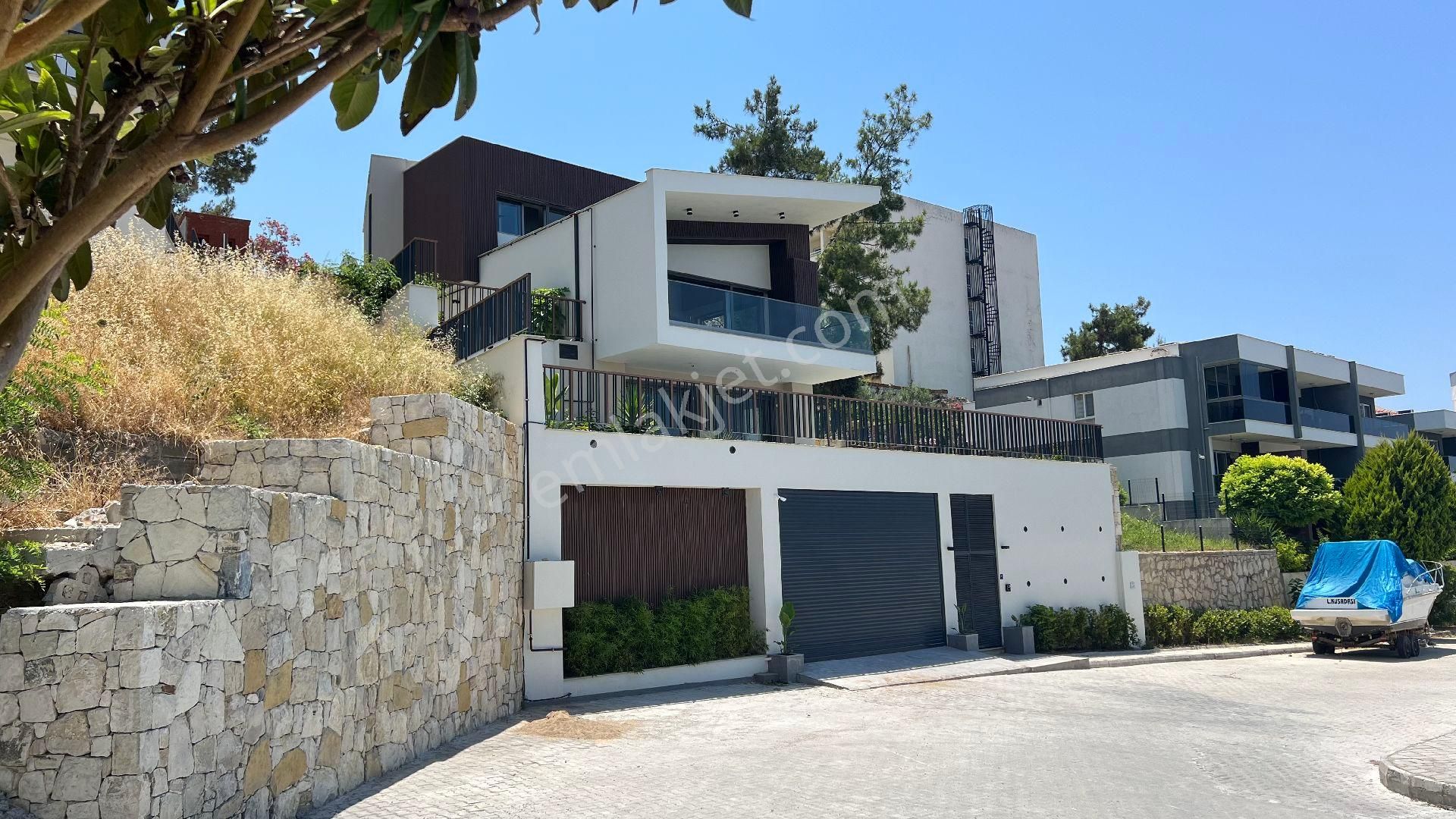 Kuşadası Kadınlar Denizi Satılık Villa Kuşadası'nda Emsalsiz Deniz Manzaralı Satılık Tripleks Villa – Lüks ve Konforun Zirvesinde