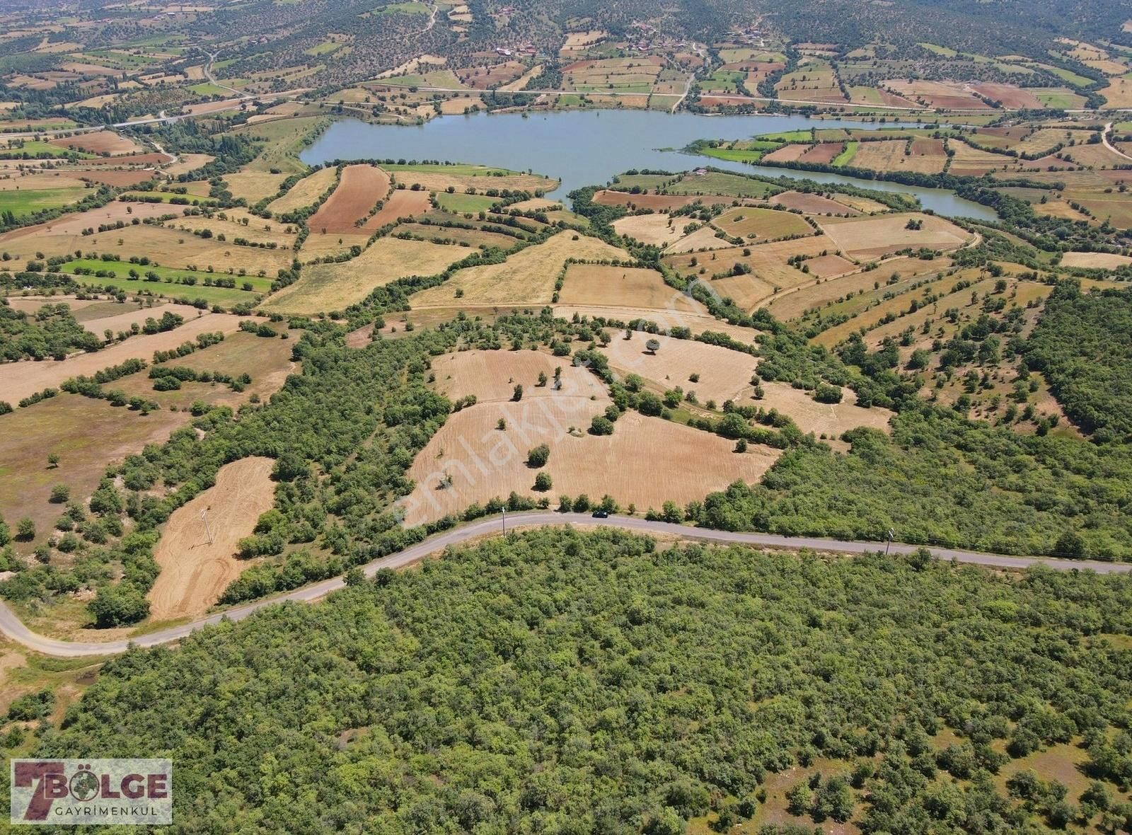 Eşme Alahabalı Köyü (Çavuşlu) Satılık Konut İmarlı Uşak Eşme Alahabalı köyünde Yolu olan 11.596 m2 Satılık Tarla