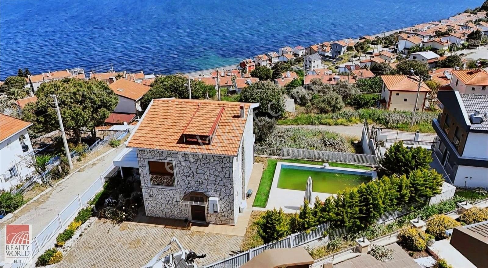 Foça Cumhuriyet Satılık Villa 3+1 HAVUZLU OTOPARKLI GENİŞ VİLLA