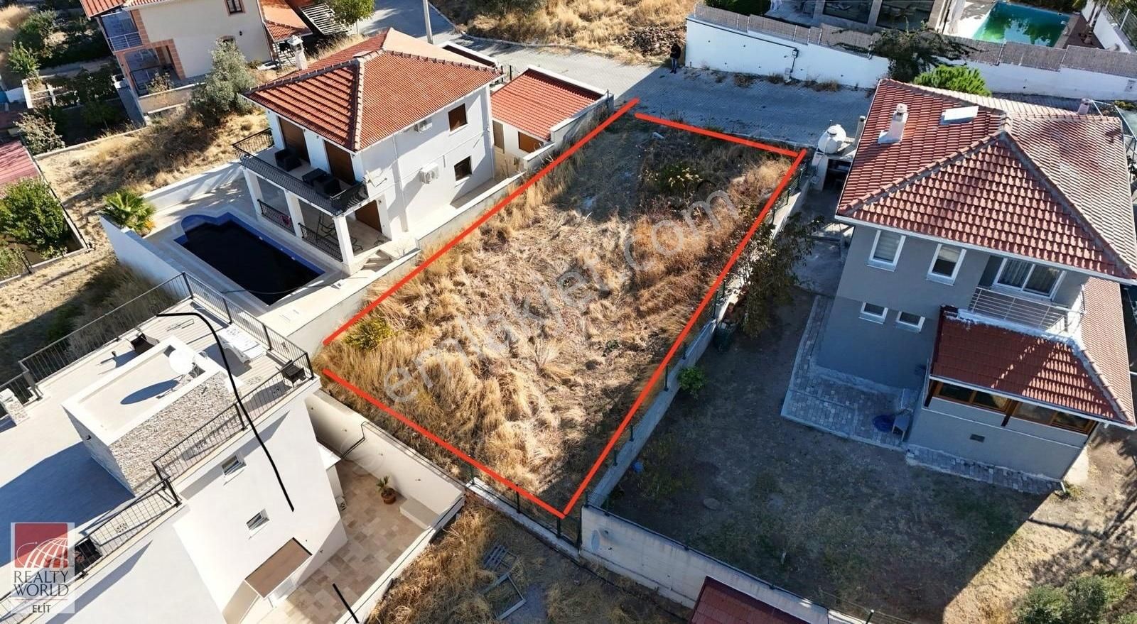 Foça Cumhuriyet Satılık Villa İmarlı Donatkent Mevkinde Deniz Manzaralı 331m2 Arsa