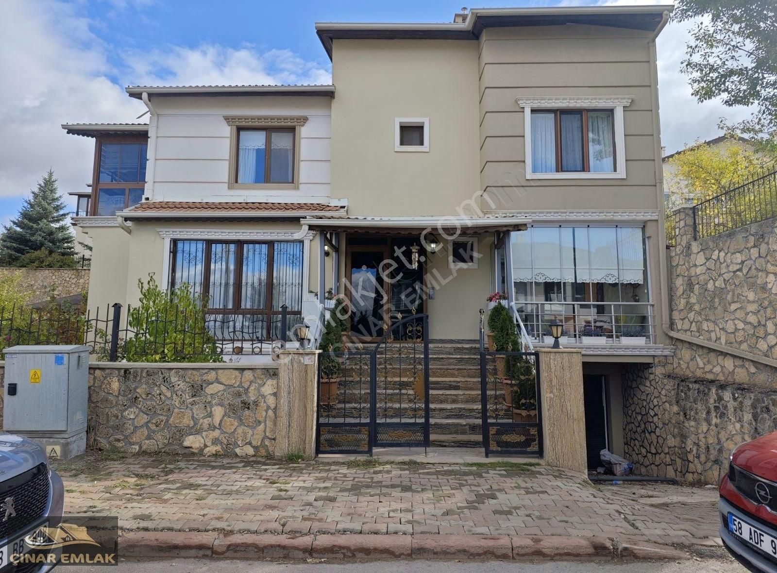 Sivas Merkez Esenyurt Satılık Villa ÇINAR EMLAK'TAN ESENYURTTA ANA YOL ÜZERİ 5+1 SATILIK VİLLA