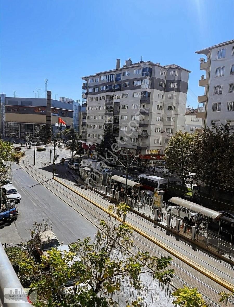 Tepebaşı Yenibağlar Kiralık Daire Kafkaslar Gayrimenkulden Üniversite Caddesinde 2+1