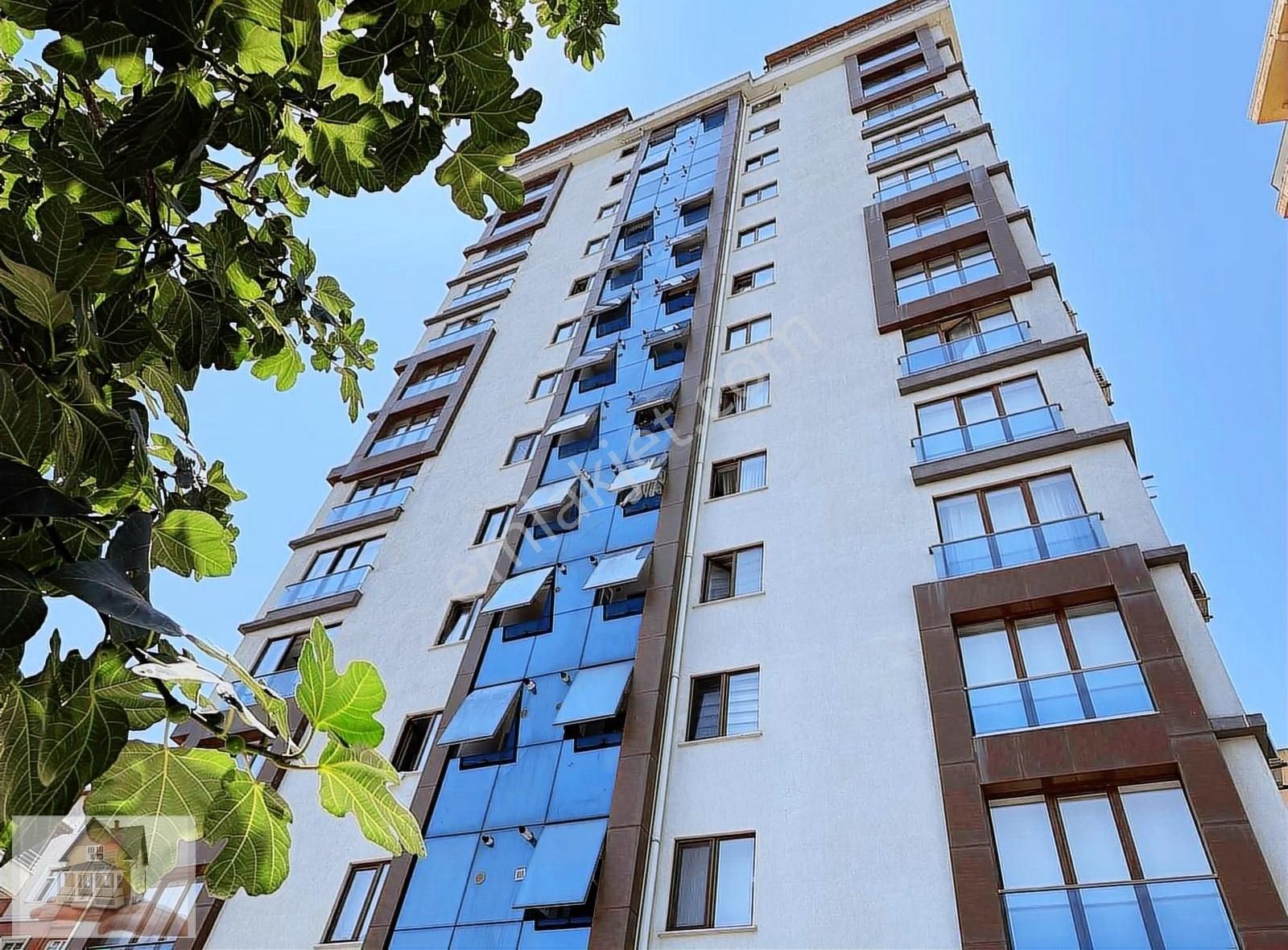 Ümraniye İstiklal Satılık Daire BUTİK SİTE İÇİ MERKEZİ KONUM 2+1 90 m2 A.K OTOPARK İSKANLI