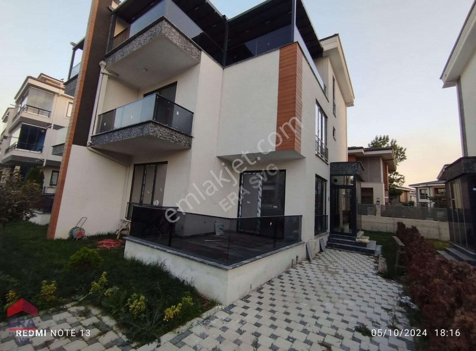 Serdivan Arabacıalanı Satılık Villa İtalyan Mimarisiyle Serdivan Belediyesi yakını 4+1 Satılık Villa