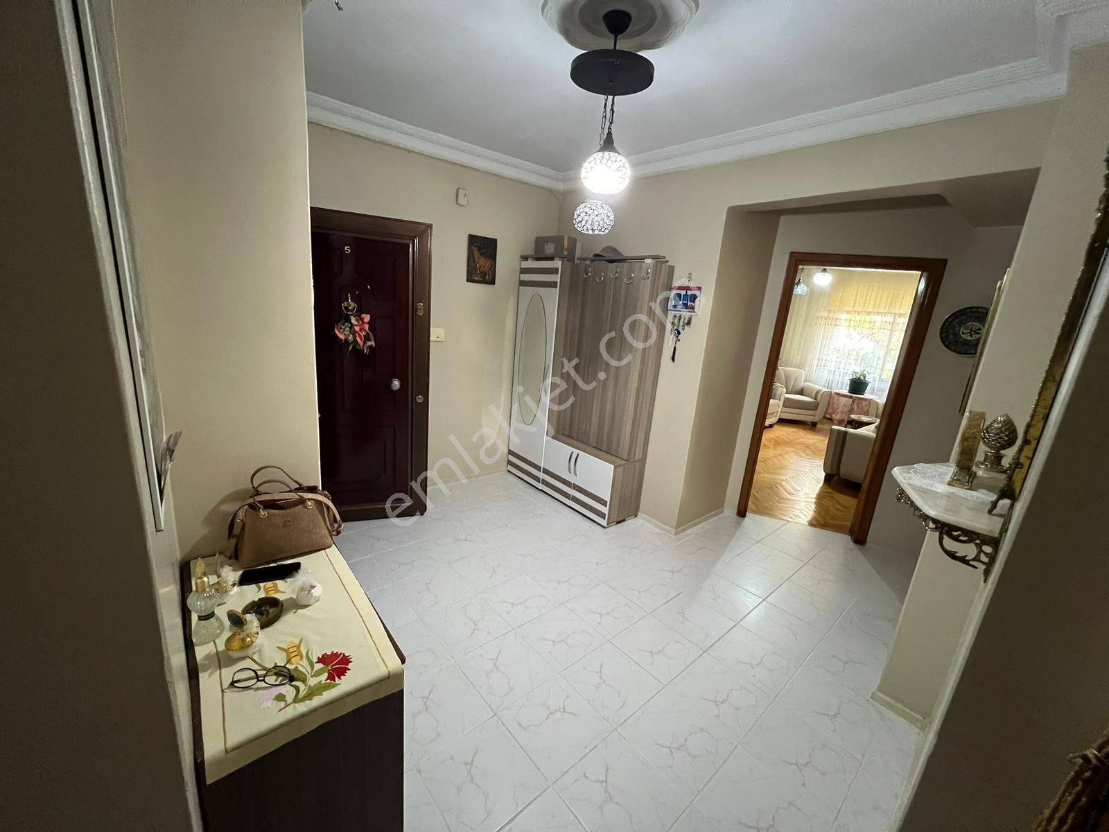 Merkez'de 145 M2 3+1 Asansörlü Krediye Uygun Acil Satılık Daire