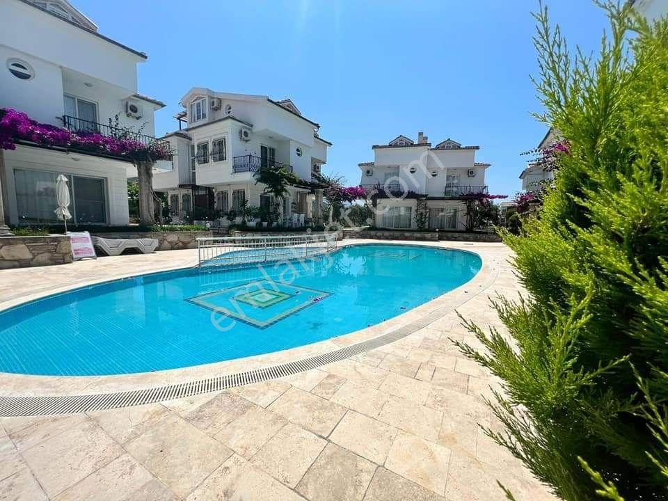 Kuşadası Davutlar Satılık Villa DAVUTLAR  HAVUZLU SİTE 4+1 VİLLA