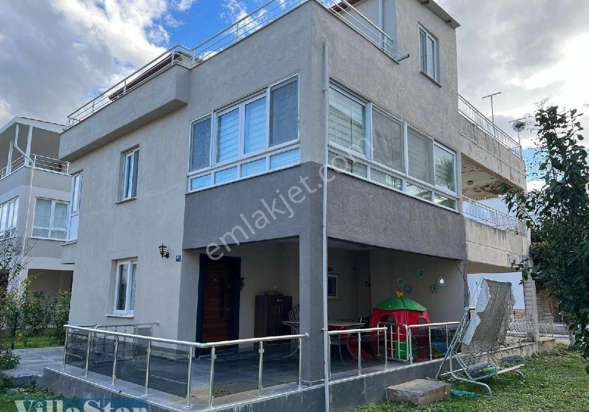 Kuşadası Davutlar Satılık Villa Denize 200mt Mesafede, Nezih, Güvenlikli Sitede, Köşe Başı Konumda. Bahçeli 4+2 Odalı, Tripleks