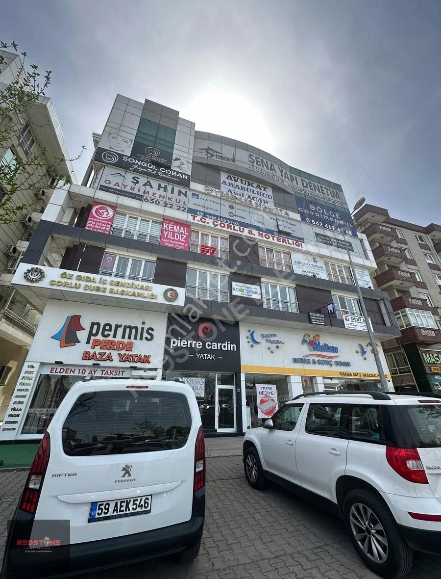 Çorlu Muhittin Satılık Ofis REDSTONE'DAN SALİH OMURTAK CADDESİ CEPHELİ SATILIK 1+1 OFİS