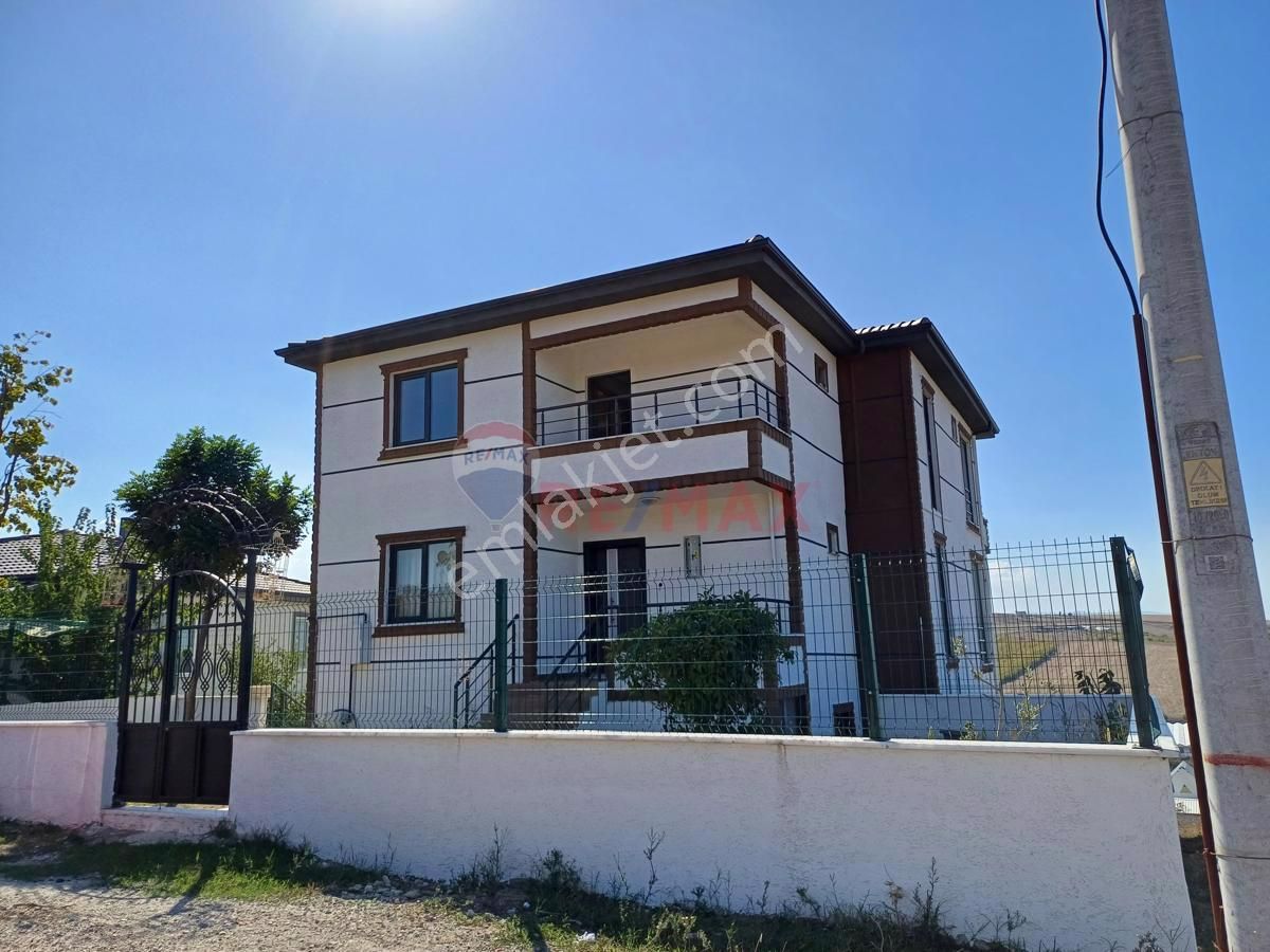 Çiftlikköy Gacık Köyü (Merkez) Satılık Villa REMAX ŞEHİR YALOVA SATILIK GACIK GÖLLÜK MEVKİİ TRİPLEKS VİLLA