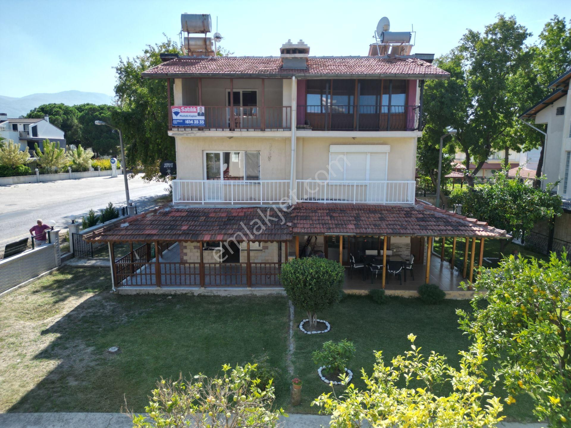 Kuşadası Davutlar Satılık Villa  SATILIK KUŞADASI DAVUTLAR SAHİL SİTELERİNDE TRİPLEKS 3+1 VİLLA...