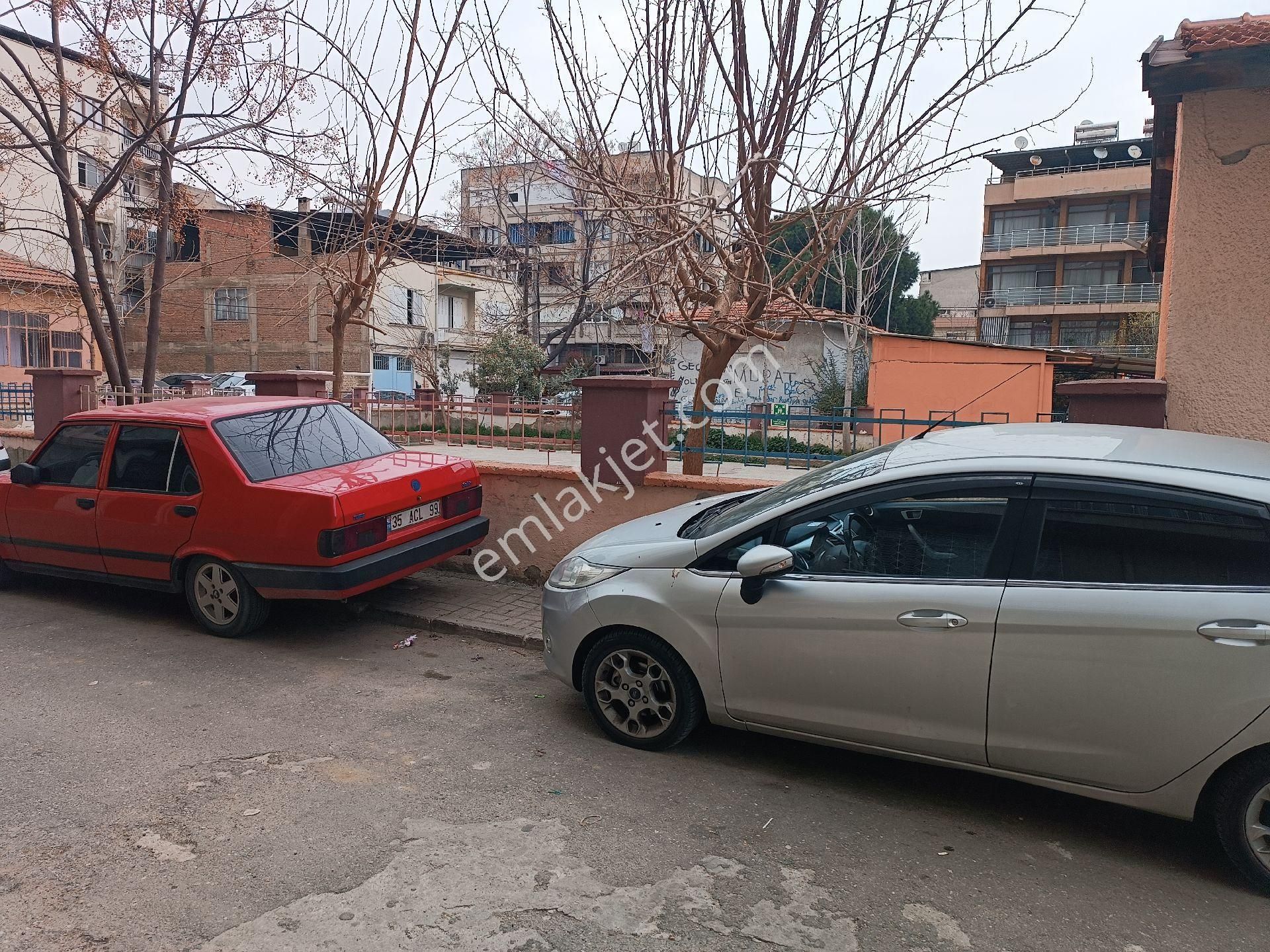 Salihli Eski Cami Satılık Daire  ÇINARLI CADDESİ ARKA SOKAĞINDA ZEMİN KAT GENİŞ 2+1  SATILIK DAİRE