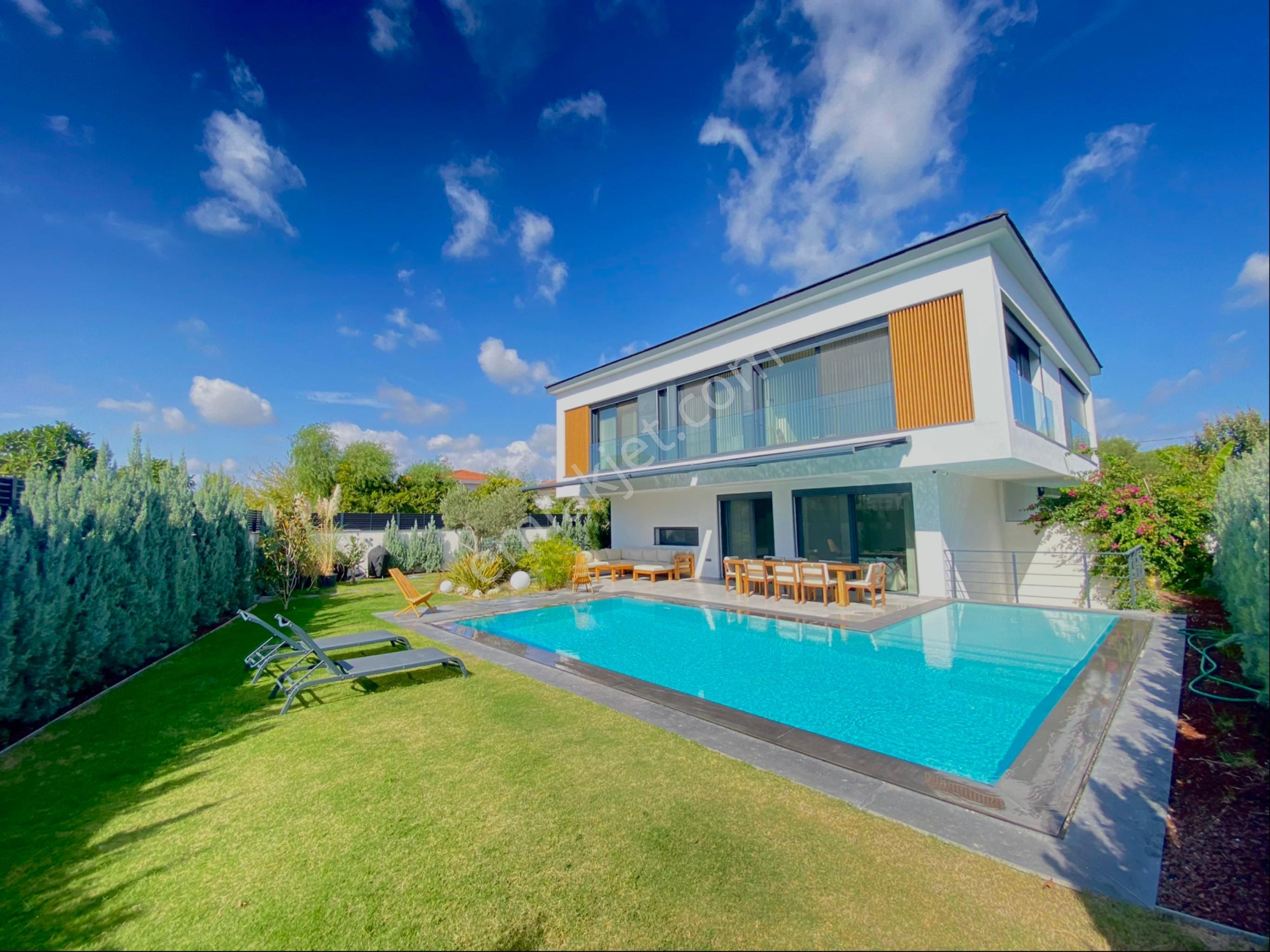 Rw Akar Çeşme Ilıca Plajına Yakın 7+1 Her Oda Banyolu Eşyalı Satılık Villa