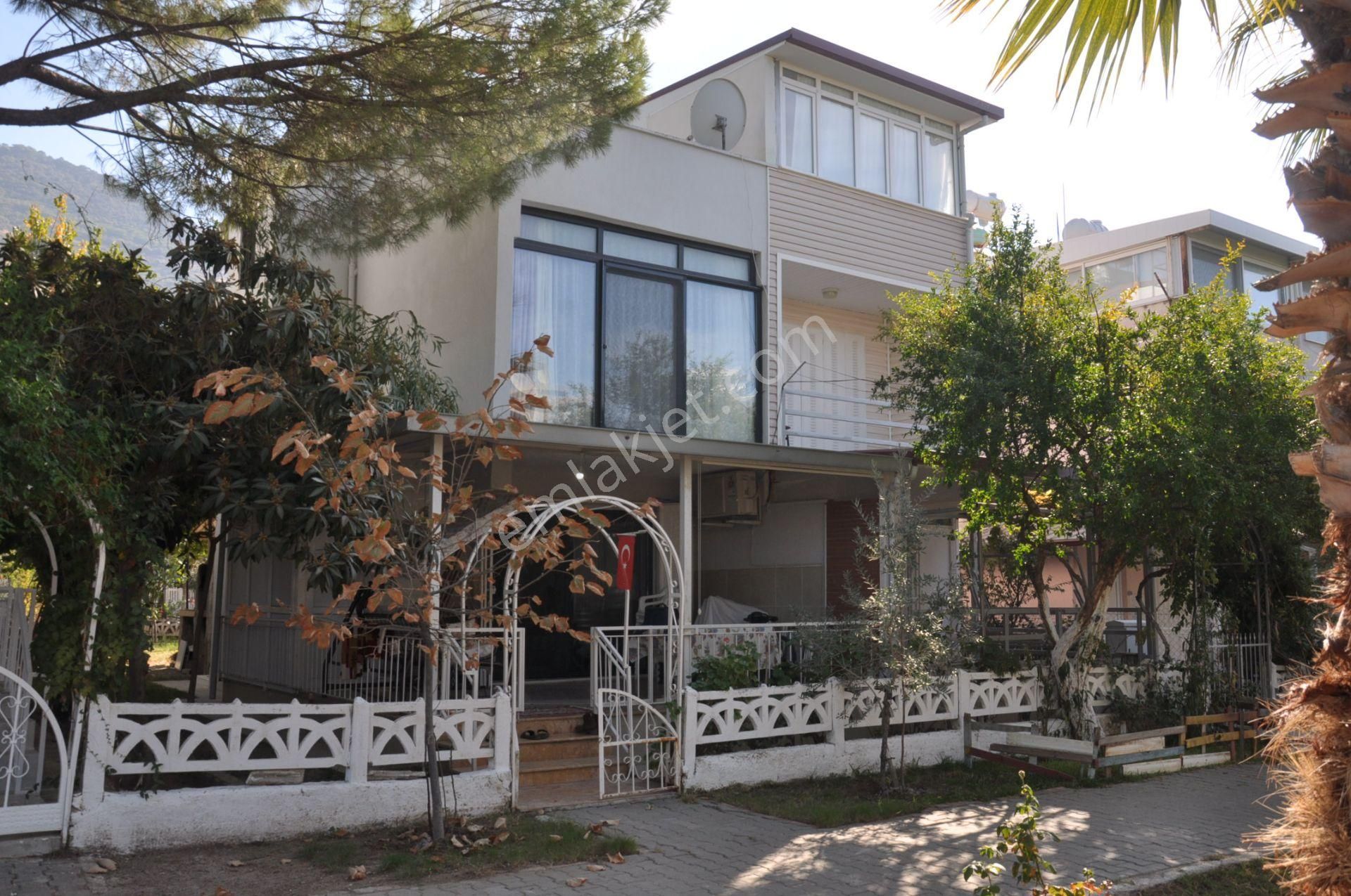 Aydın Kuşadası Satılık Yazlık  GÜZELÇAMLIDA HUZUR DOLU ORMAN HAVASINDA 3+1 BAHÇELİ FIRSAT TRİPLEKS YAZLIK