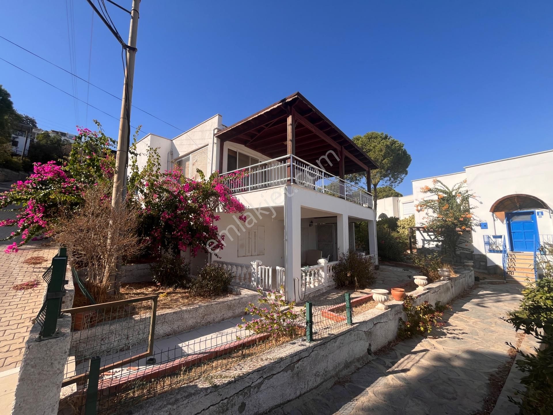 Bodrum Yahşi Satılık Villa  Ortakernt Yahşi Çapa Tatil Sitesinde 5+1 Satılık Villa