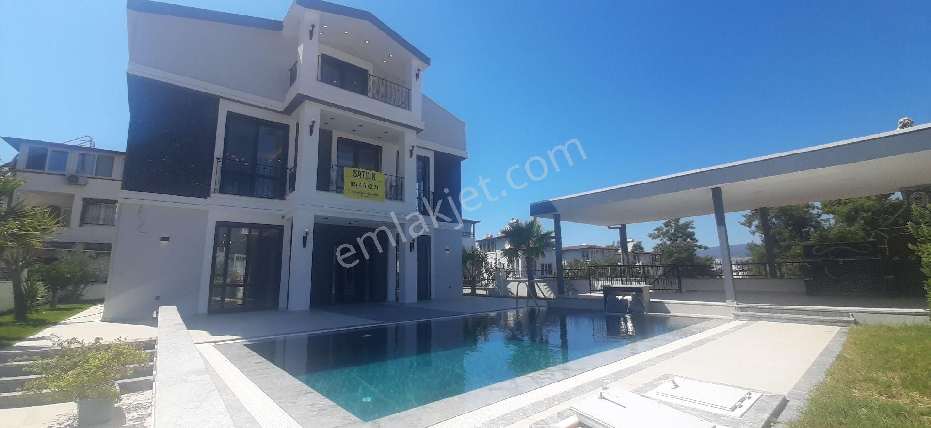 Didim Akbük'te Denize 500 Mt. Ultralüks 4+1 Malikane