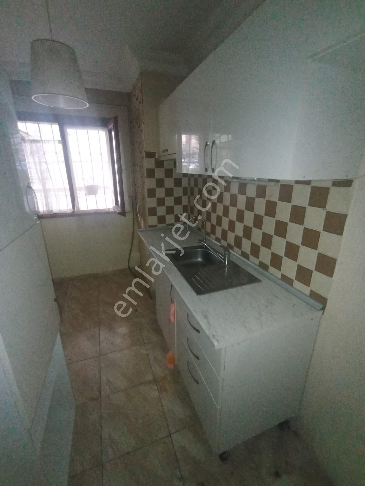 Maltepe Altıntepe Kiralık Daire  Altıntepe'de Bakımlı Binada Giriş Kat Ön Cephe 2+1