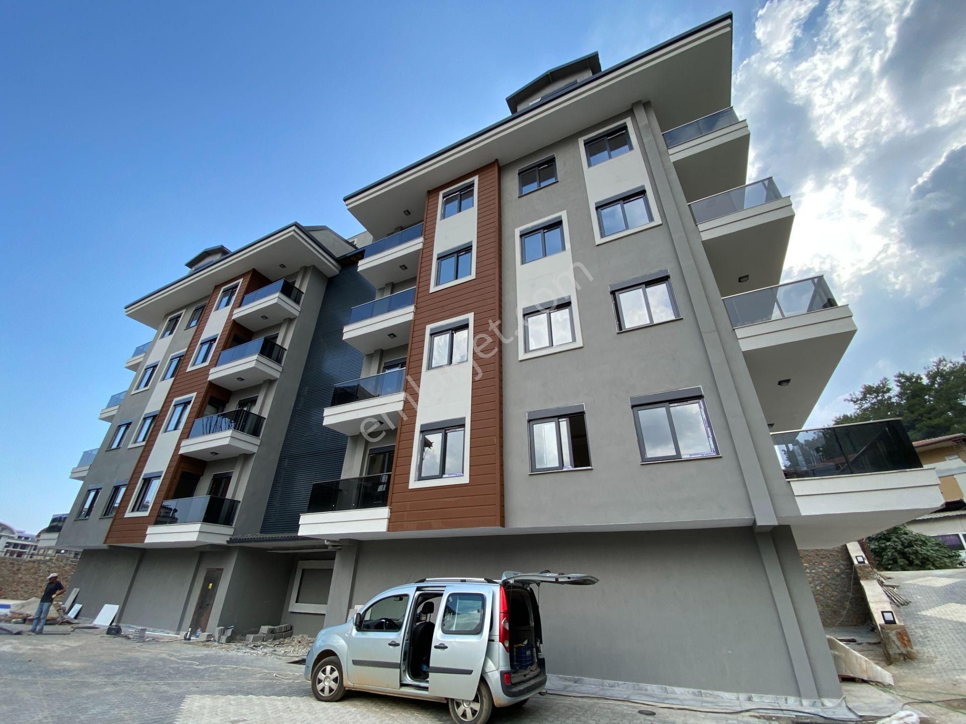 Alanya Oba Satılık Daire  OBA MAHALLESİNDE HAVUZLI SİTEDE AYRI MUTFAK 2+1 SATILIK DAİRE