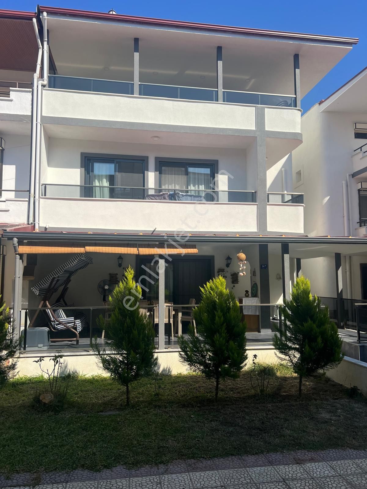 Kuşadası Güzelçamlı Satılık Villa  Kuşadası Güzelçamlı Sahil Sitelerinde Tadilatlı Satılık Tripleks Villa