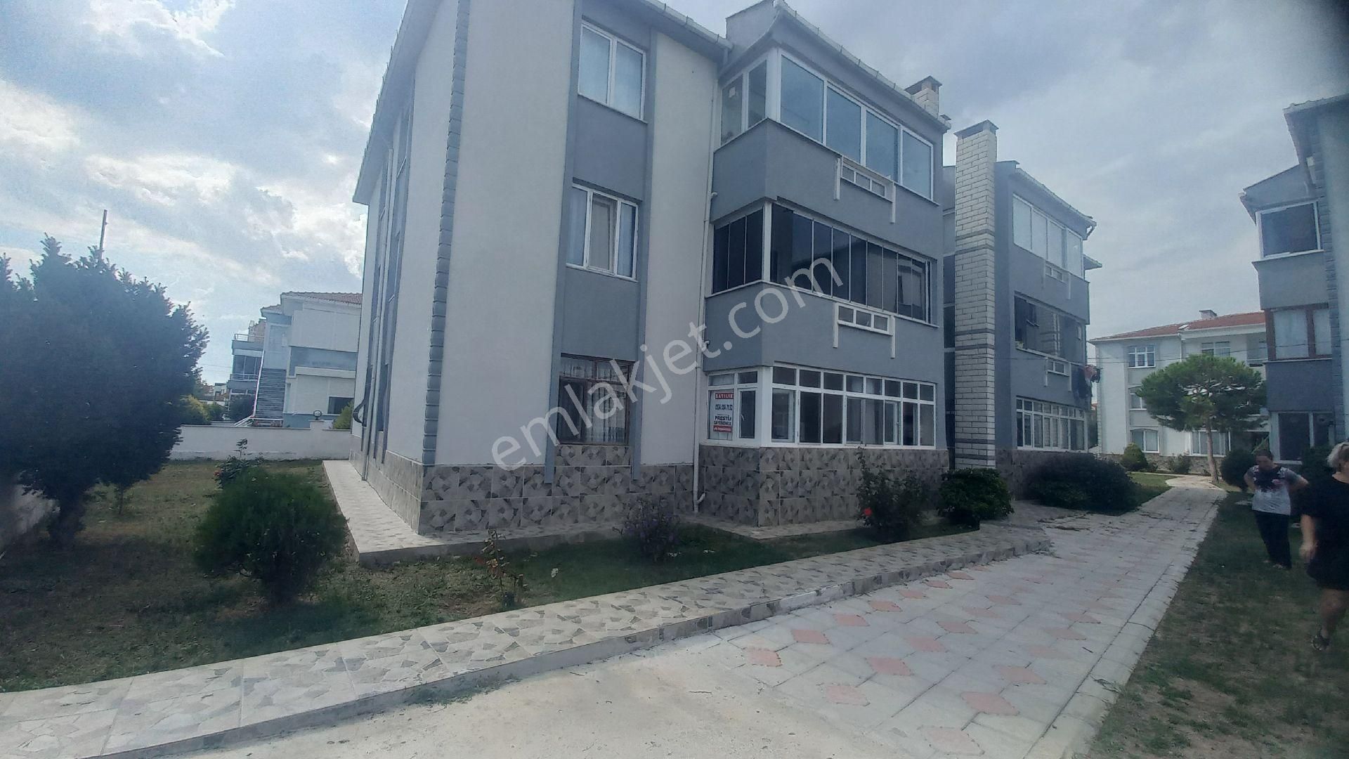 Şarköy Cumhuriyet Satılık Daire  PRESTİJ EMLAKTAN ŞARKÖYDE CUMHURİYETTE SATILIK DAİRE.