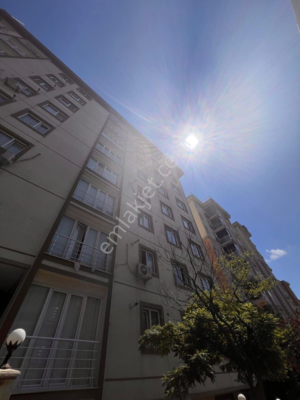 Ümraniye Armağanevler Tek Bloklu Site İçi 4.kt 3+1 130 Metre Ulaşım Anlamında Sorun Bulunmamaktadır