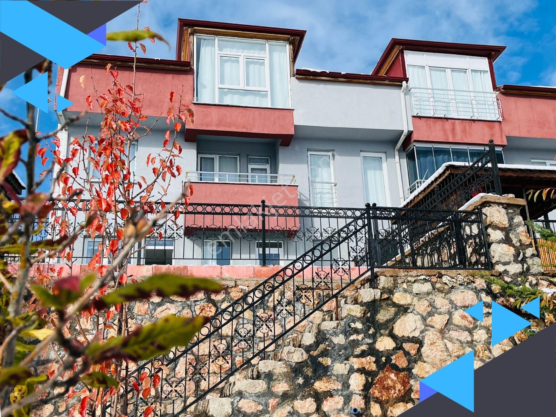 Bayburt Merkez Tuzcuzade Satılık Villa  ŞEHİR MANZARALI, LÜKS YAPILI 280 M² BAHÇELİ TRİPLEKS VİLLA