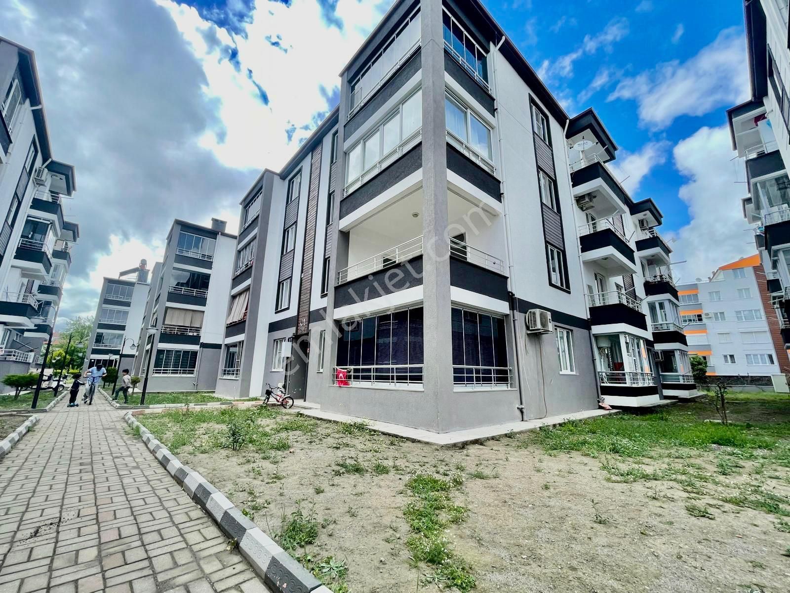 Edremit Altınkum Satılık Daire  🏡🏡ALÇINAR EMLAKTAN ARAKAT ÖNCEPHE GENİŞ BALKONLU 3+1 DAİRE🏡🏡