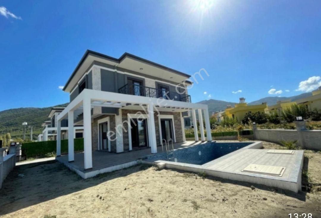 Kuşadası Güzelçamlı Satılık Villa GÜZELÇAMLI DA DENİZE 800 MT MESAFEDE SIFIR TEK MÜSTAKİLHAVUZLU3+1VİLLA 