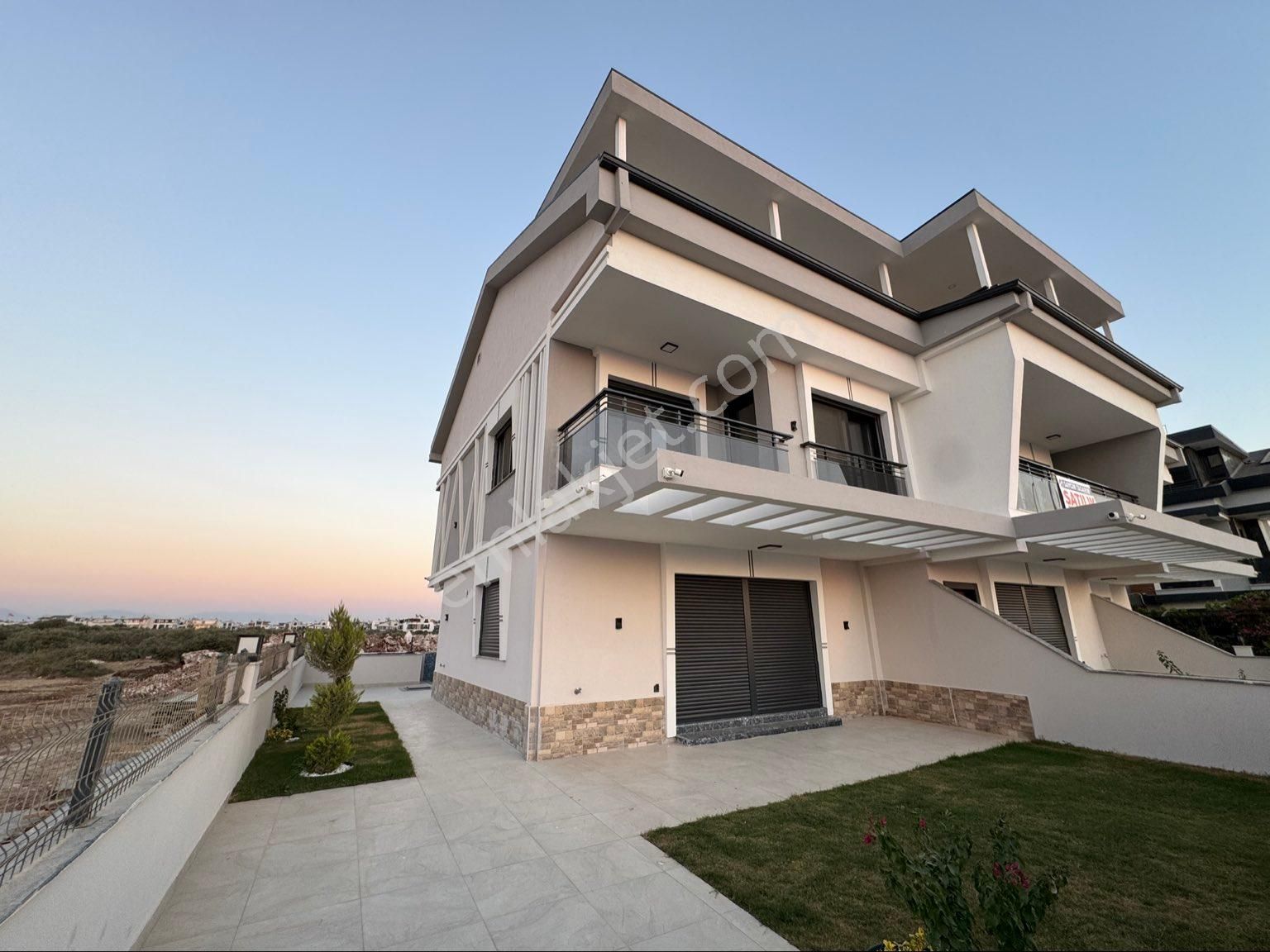 Didim Efeler Satılık Villa  Didim Efeler Mahallesinde Satılık 4+1 Havuzlu Tripleks Villa