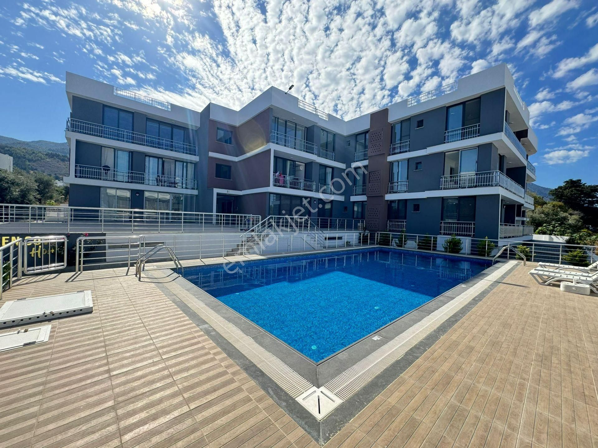 Girne Lapta Köyü Kiralık Daire  GİRNE LAPTA'DA HAVUZLU SİTE İÇERİSİNDE AYLIK ÖDEMELİ, 100 M TEARSLI KİRALIK 2+1 DAİRE !!