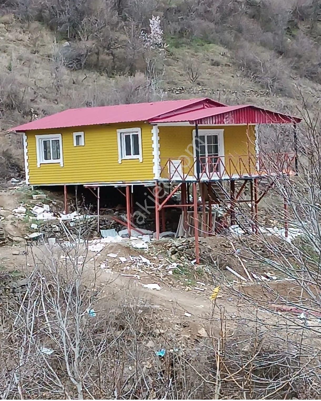 Pozantı Ömerli Satılık Prefabrik  NİGDE ULUKIŞLA ÖMERLİ MAH. SATLIK 2.200M2 ARSANIN İÇİNDE AHŞAPTAN YAPILI 2+1 FUL EŞYALI SATLIK 